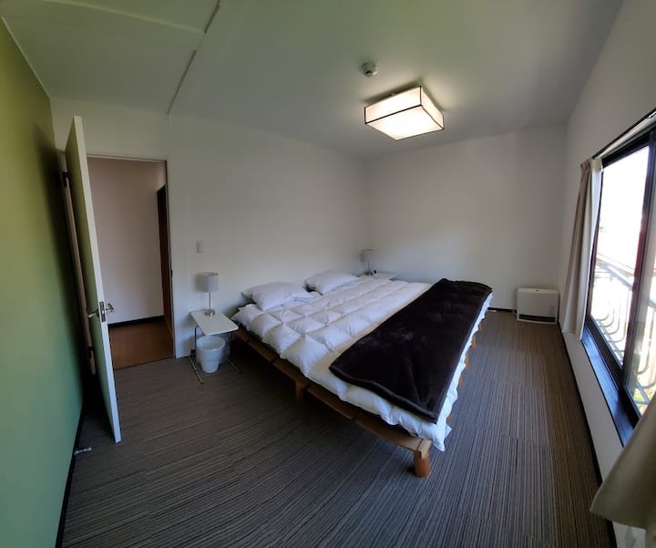 Chumba cha 2 cha kulala kina nafasi kubwa na mwanga wa asili. Inaweza kutengenezwa kama chumba cha watu wawili au pacha