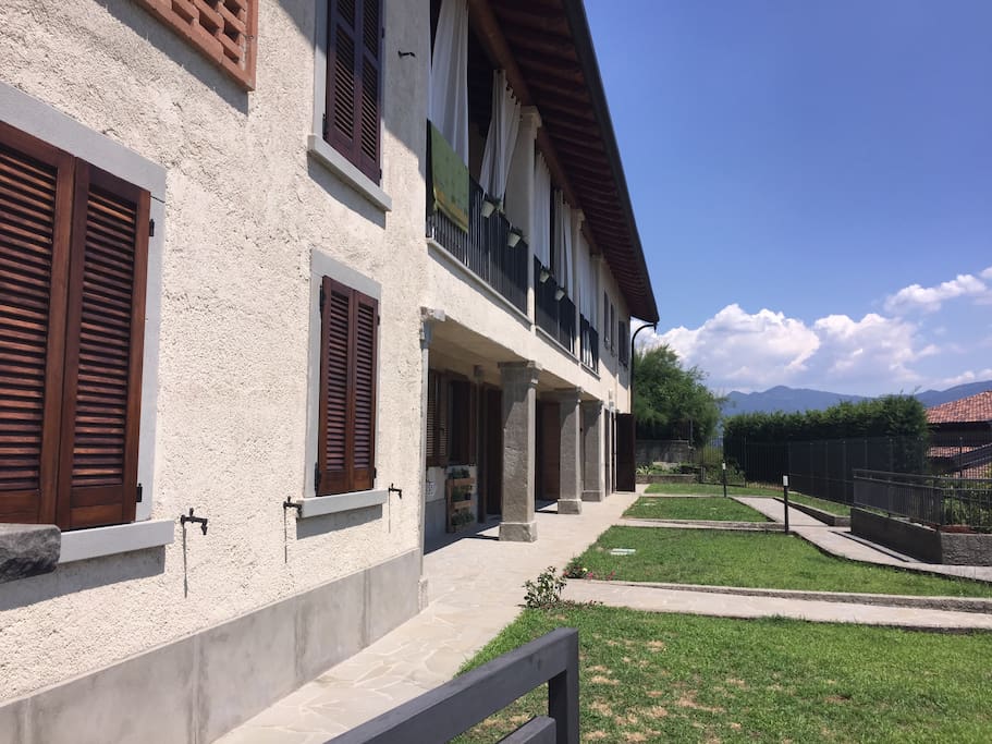 l'ingresso accogliente nel giardino di casa con un piccolo portico dove potersi godere il panorama mozzafiato e le fresche serate estive