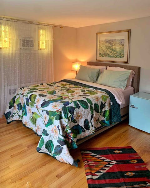 Cozy Private Bedroom by the Trail & Sleeping Giant