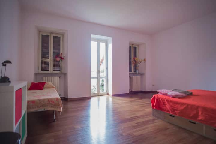 غرفة نوم 5 تطل على بحيرة ثلاثية في الطابق الأول
(سرير مزدوج + سرير فردي أو 3 أسرّة فردية)