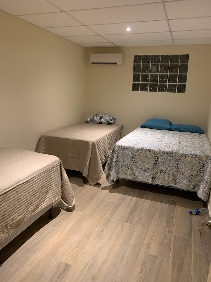 Spálňa 2. 1 manželská posteľ (1,4 metra) a 2 samostatné postele (1 meter). Spoločná kúpeľňa s chodbou