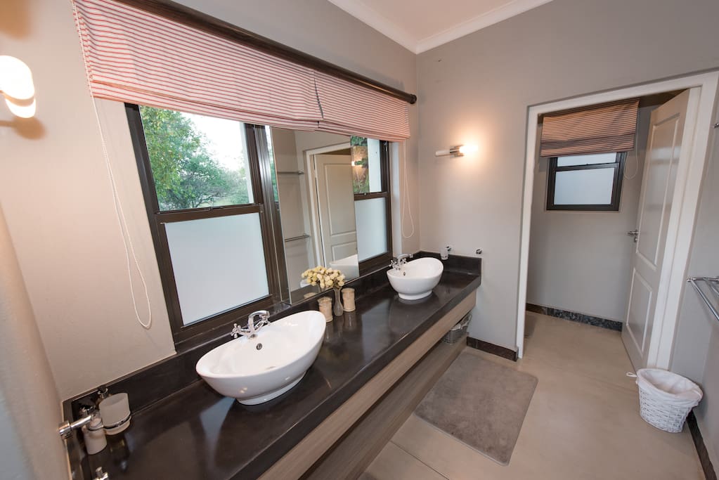Bathroom of Honeymoon Suite, Nyaleti Lodge 310