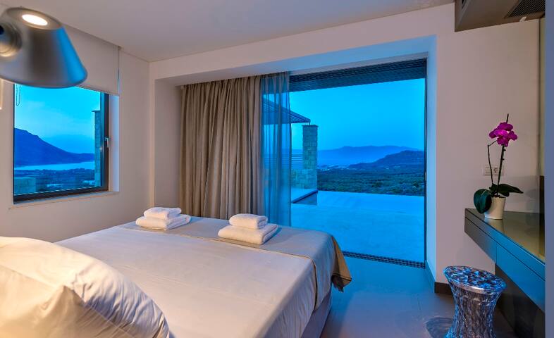 Luxury 2 bedr villa in western Crete gallery image 2
