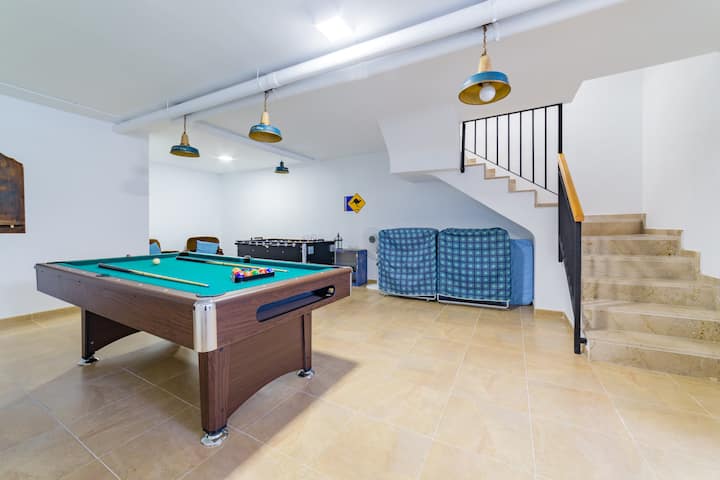 Salón de juegos, y camas extras con colchones de alta calidad para un mejor confort. 