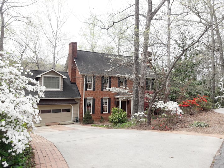 10 Best Airbnb Vacation Rentals Near Lake Keowee, South Carolina