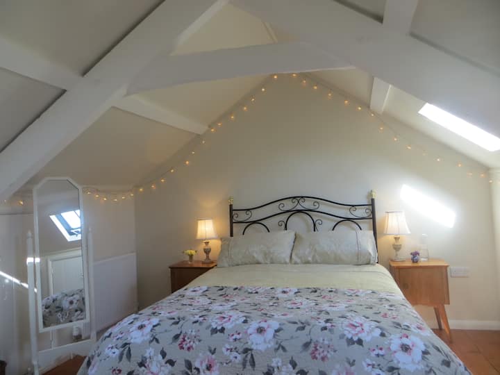 חדר שינה יפה מתחת לגג