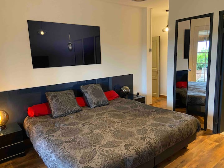 Მთავარი საძინებელი ტერასას გადაჰყურებს დეკორატიული სკამით. 

Ორი კარადა საკიდებით
Ფეხსაცმლის ოთახი უნიტაზით, პირსახოცის საშრობით, ფენით
Შამპუნი/საპნის
პირსახოცები /აუზი 
Ხალათები 
ელექტროენერგიის ჩამკეტი
ტელევიზორი
