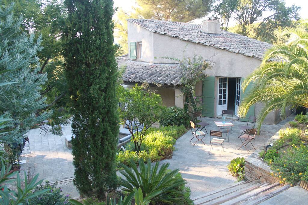 La maison en fin de journée. Soleil couchant, lumière et tranquilité