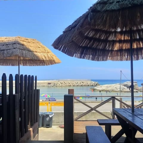 This is a pension right in front of the beach.