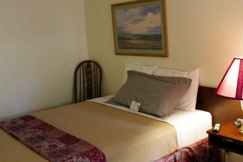 1 Queen Bed Room