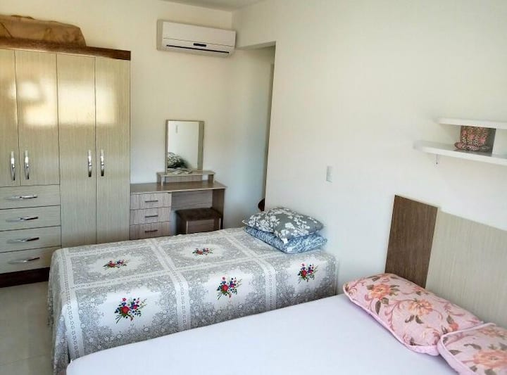 جناح بسرير مزدوج ومفرد.