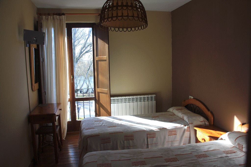 Habitación dos camas. Vistas al Río Tormes