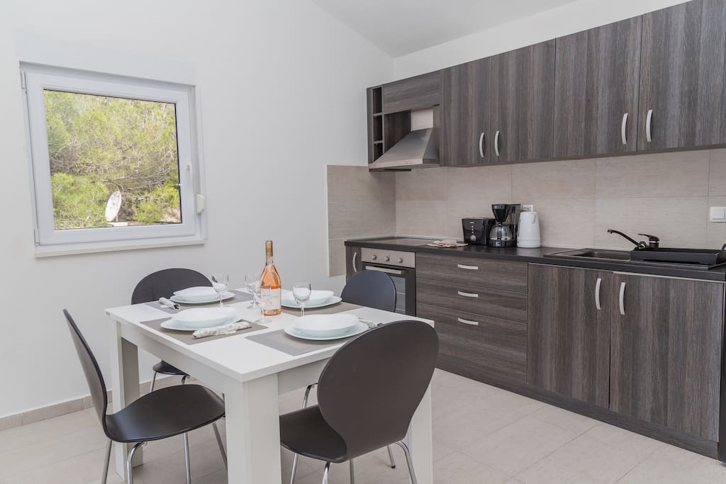 Fully equipped kitchen and dining area