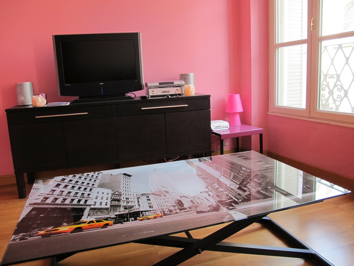 Сгъвайки се обратно върху себе си или като шедьовър, капаците са типични за няколко дървени капака, популярни в хаусийските сгради

