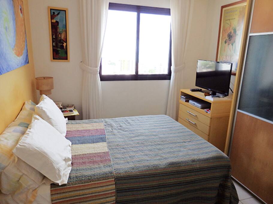 Guest bedroom with flatscreen TV