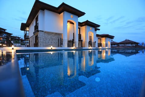 VerdeSuites - 3-Room 3-Bathroom Garden Reverse Duplex