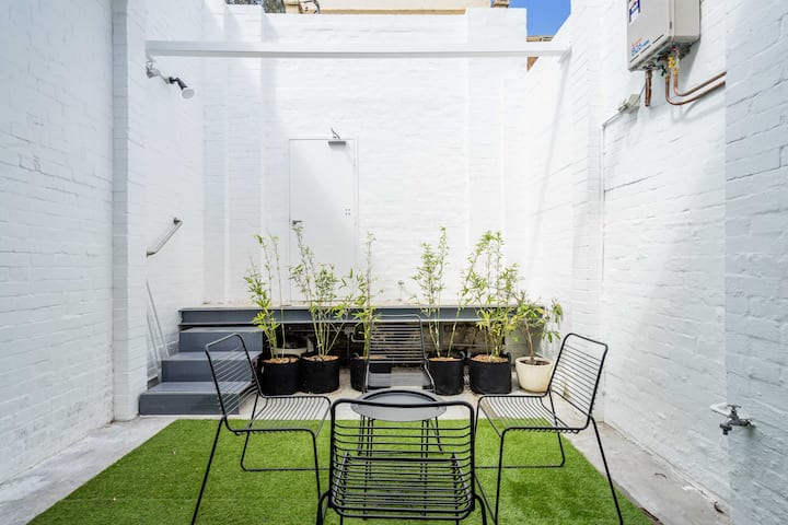 Secret Courtyard Studio Apartment near Central Station