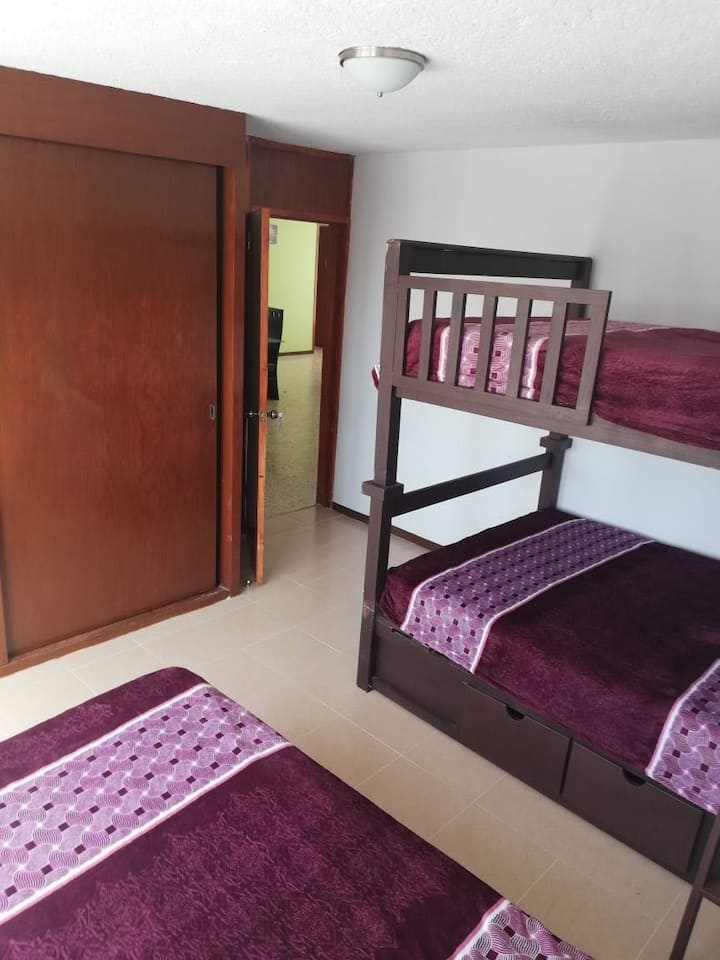 带衣柜的卧室。 