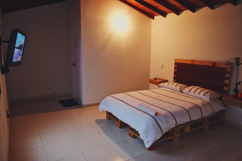 Main room: Queen bed, bed tables, desk to work wirh a great view, private bathroom with hot shower and SmartTv 40" with cabletv.