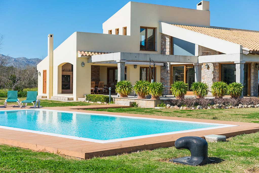 House facade with the swimming pool