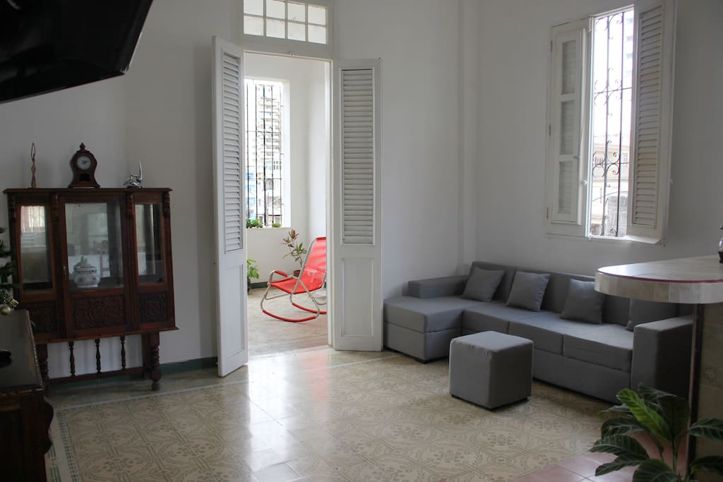 Sala y entrada al balcón