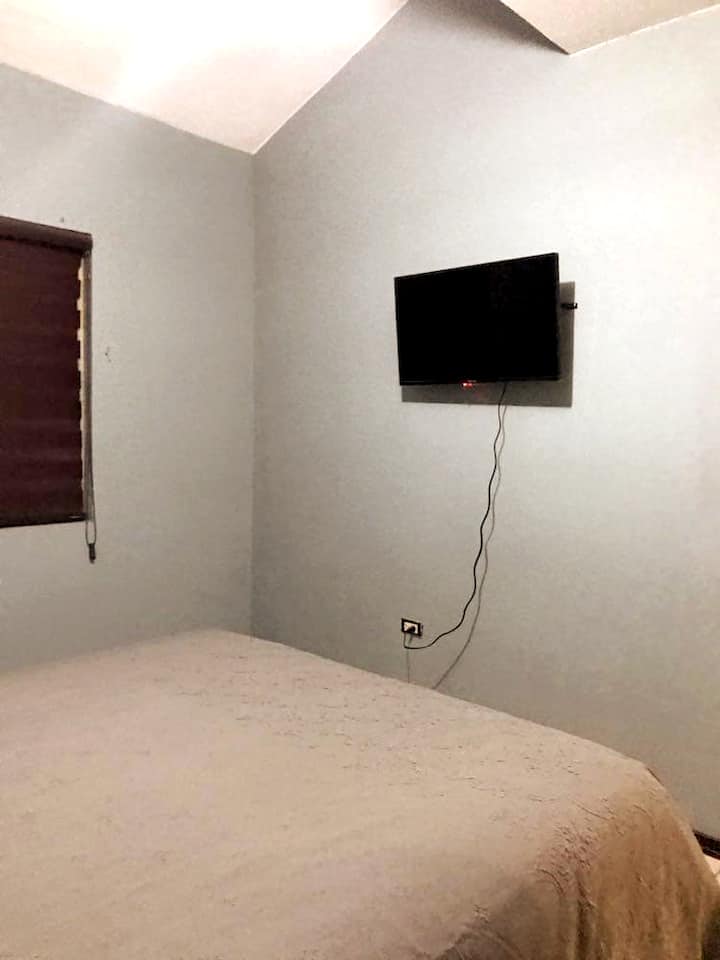 ห้องนอนใหญ่พร้อมตู้เสื้อผ้าสมาร์ททีวีและวิวช่างเทคนิคกลางแจ้ง