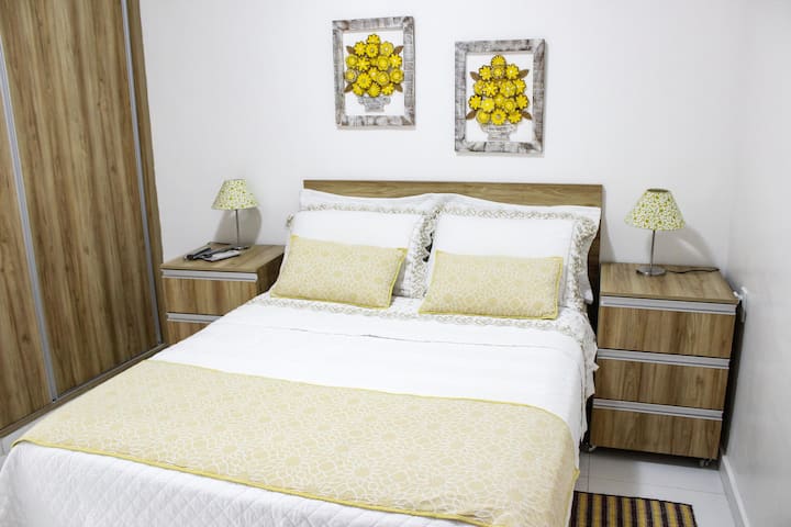 Dormitorio 1: baño privado, cama doble, armario, TV inteligente y aire acondicionado.