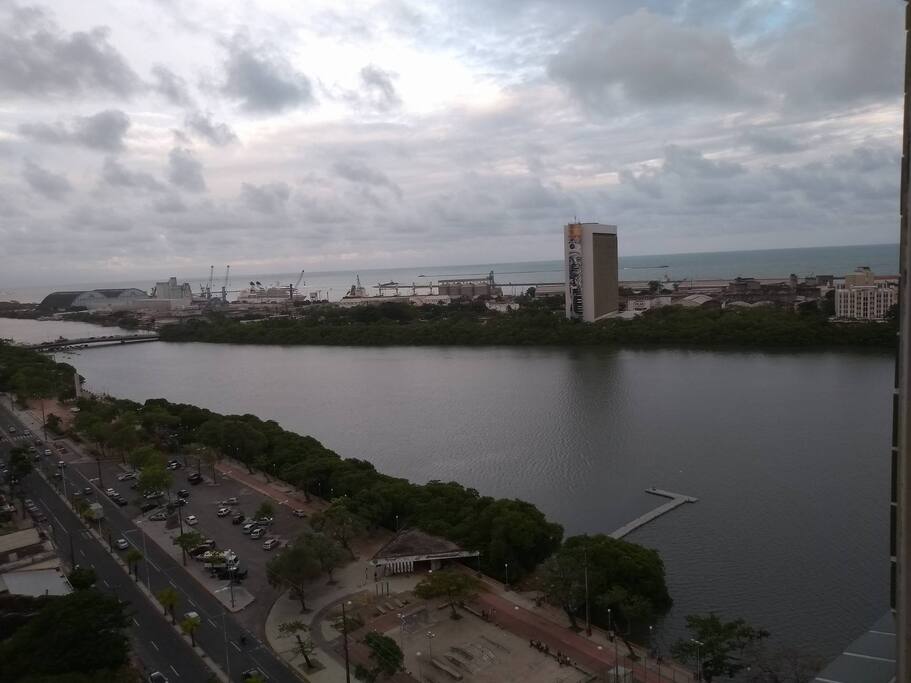 Vista da janela da sala. O ap tem três janelões com vista para o rio Capibaribe.