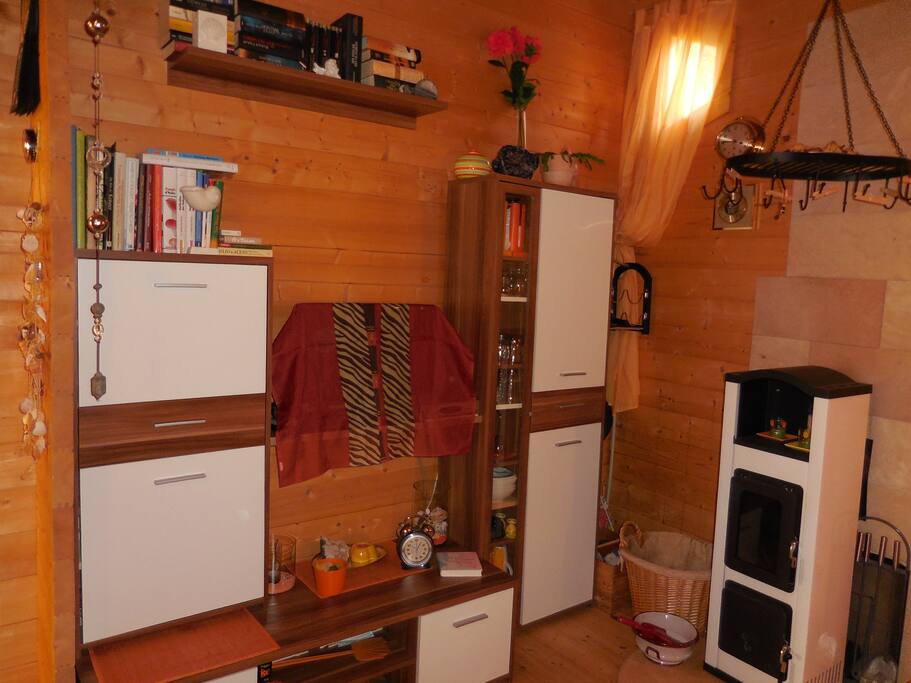 Gemütlicher Wohnraum mit Holzofen und TV/ Radi0/ CD-Player