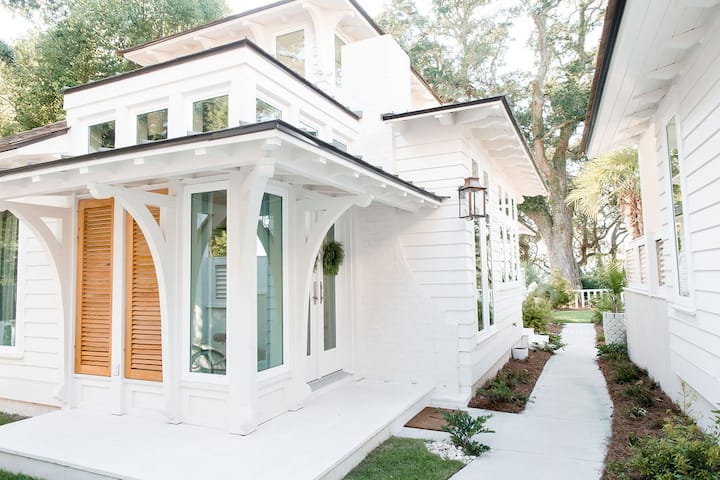 Elegant Cottage on the Bluff Downtown Fairhope (B)