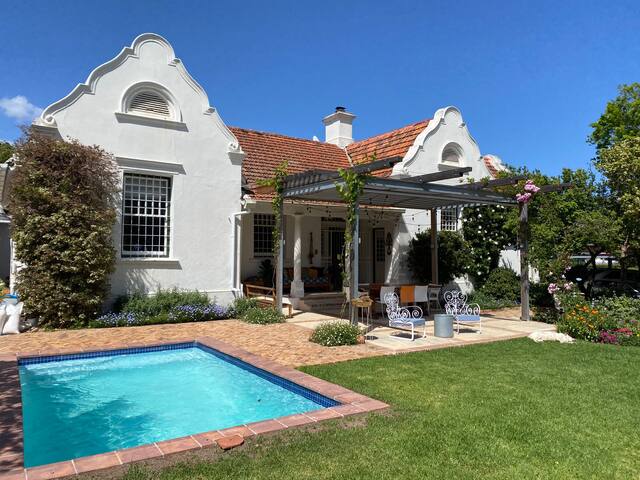 Rosebank home with rolling lawns and mountain view gallery image 2