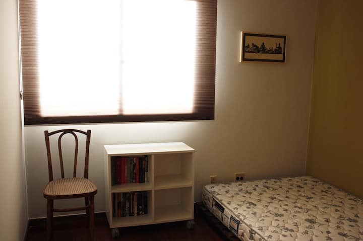 dhomë gjumi me dyshek dopio në krevatin e paletës, ventilator, blackout dhe perde të veshura. Në këtë dhomë, është e mundur të akomodosh një person të tretë në një dyshek të vetëm në dysheme