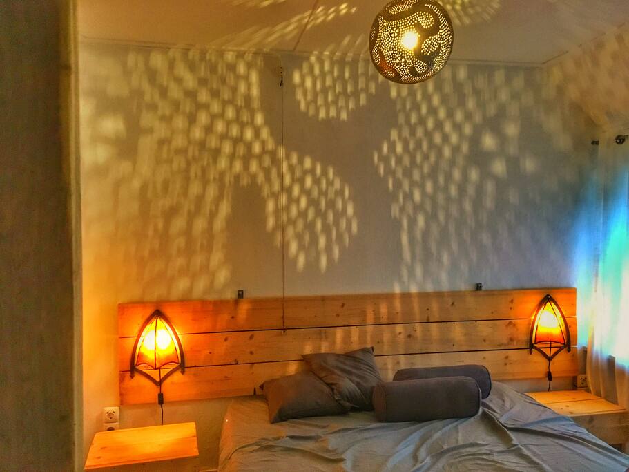 Een heerlijke romantische slaapkamer met tweepersoonsbed