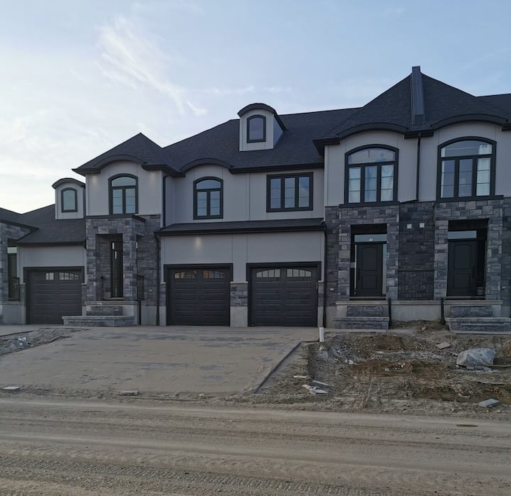 Modern Luxury Townhome in Komoka/Kilworth Townhouses for