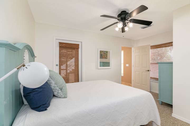 la suite queen incluye baño privado y porche con mosquitero