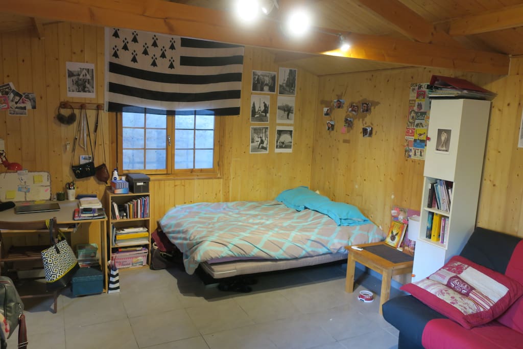 Notre lit et le bureau. Il sera séparé de votre lit par un paravent.