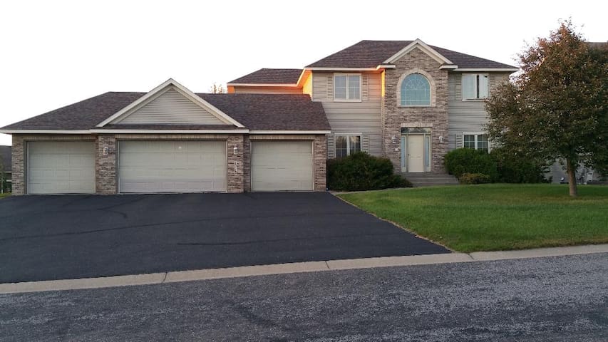 Spacious Home: 4BR 4BA and 4 Car Garage