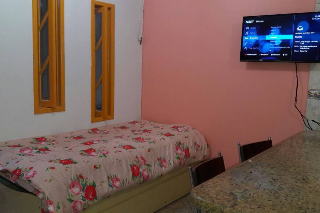 Sala e cozinha conjugada, cama de solteiro com cama gaveta anexa, TV 32', mesa bancada com 4 banquetas.