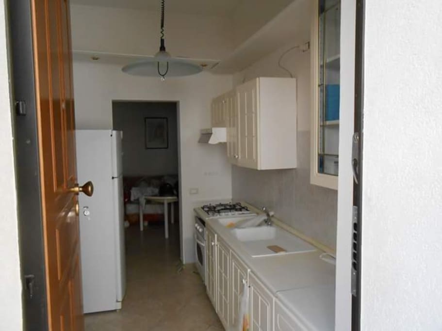 cucina con ingresso al bagno del piano terra