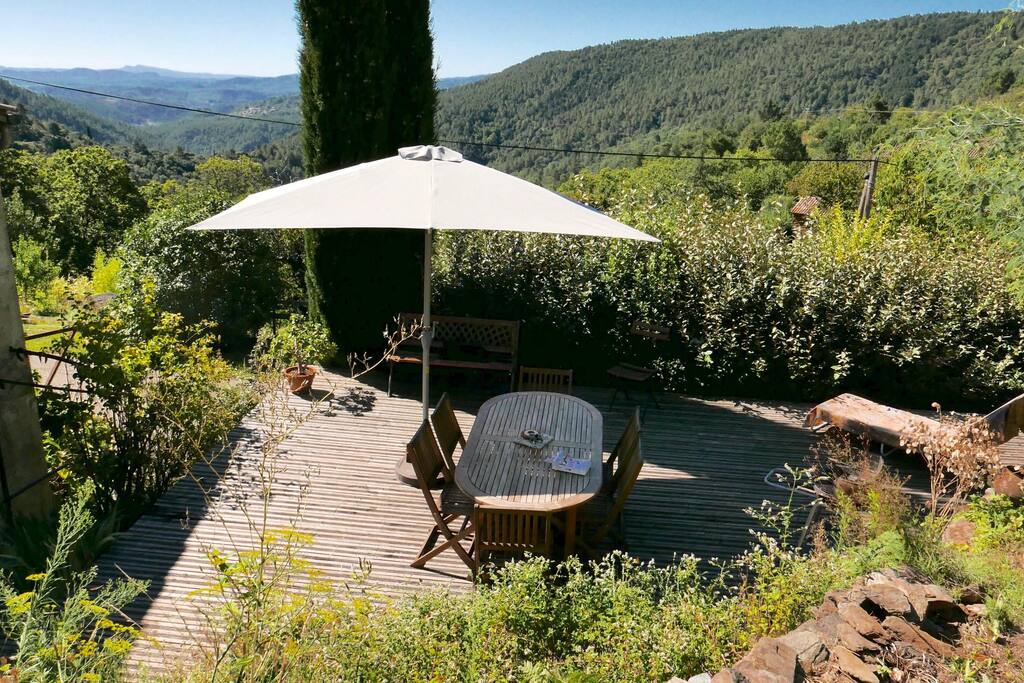 Plein sud, on surplombe un paysage typique