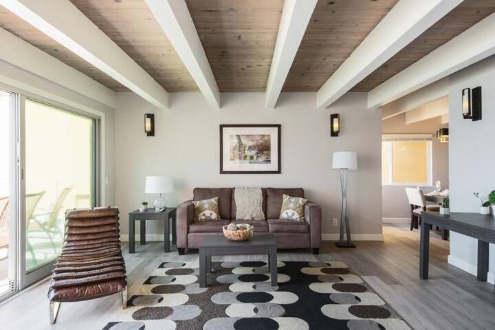 2 BR Condo, parking, steps from beach gallery image 3