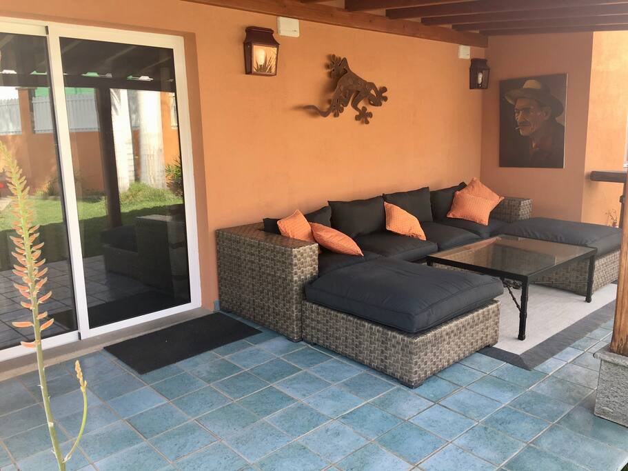 Terraza con muebles de jardín.