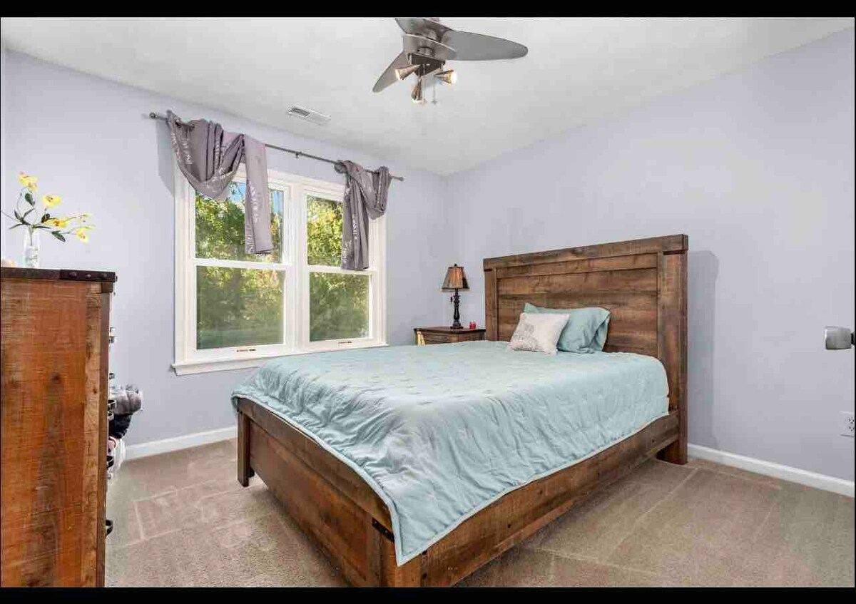 Гостинска спална соба, брачен кревет (широк 150-179 см).