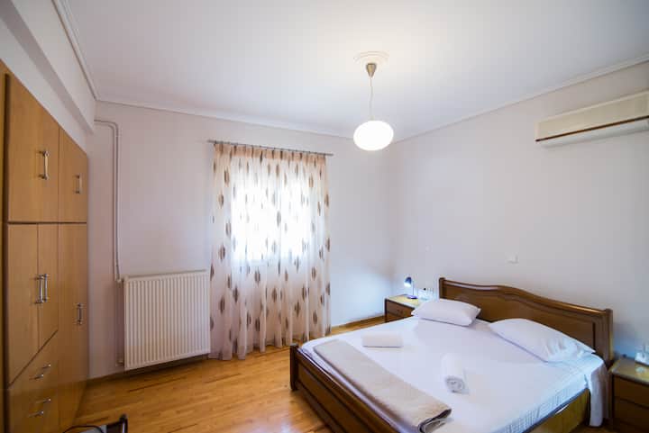 CHUMBA CHA KULALA CHA KWANZA KWENYE GHOROFA YA JUU 
PICHA YA KWANZA