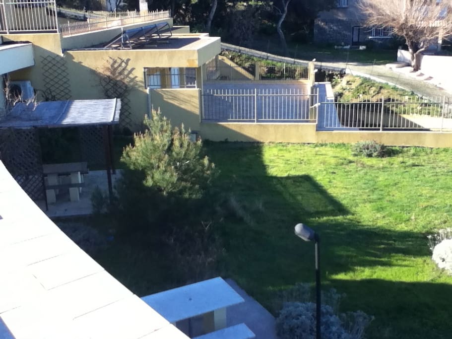 Vista dal tetto sul giardino case private !!!!!! accesso al giardino consentito. Mentre usare il gazebo è possibile solo se non vi sono persone che alloggiano nella casa privata.