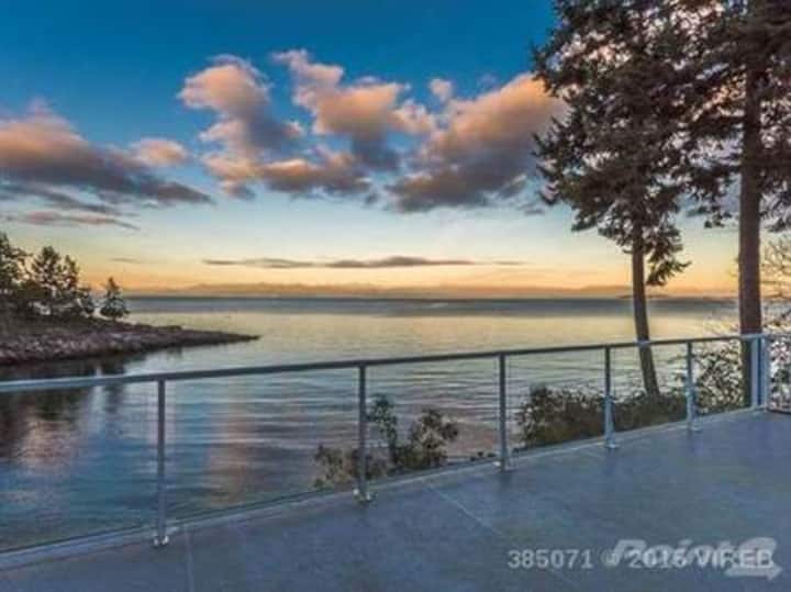 Dolphin Beach Oceanfront Cottage Houses for Rent in Nanoose Bay