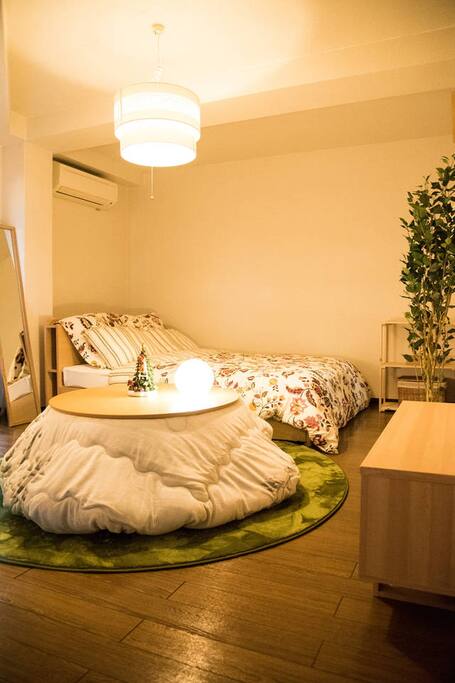 Small cozy room 401 walk 7m to Gion + Pocket wifi. The room size is 15 square meters. There's a double bed(120/200cm) and a mattress(single).