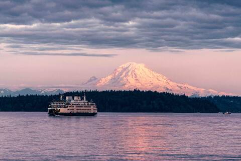 Luxe Waterfront,  Rainier Views, Hot Tub & Studio