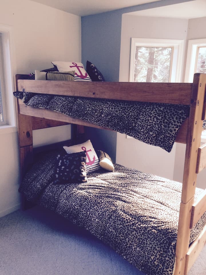 Girly girl, de un lado, chicos al otro lado, neutral en el medio (2 literas una individual)