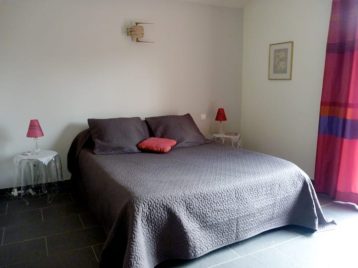 Chambre principale avec salle d'eau et terrasse privatives